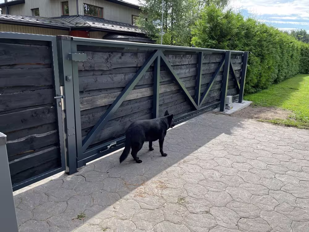 kõrge liugvärav